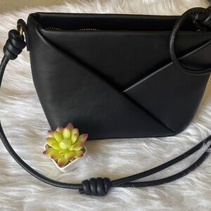 Elegant Black Women's Crossbody Bag